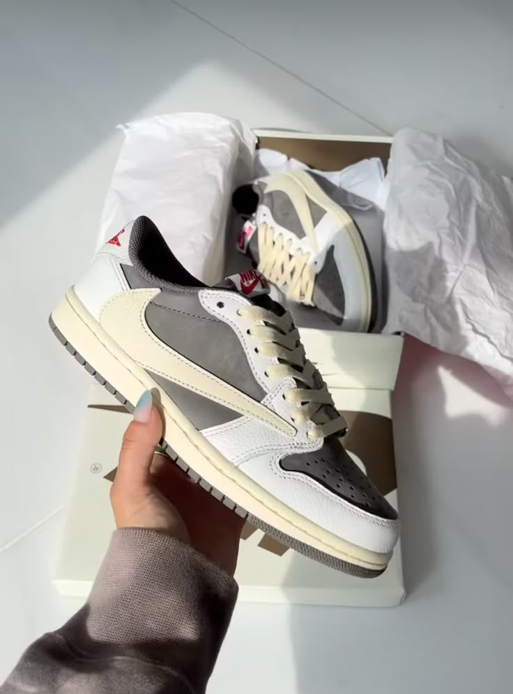 Jordan Low Reverse Mocha