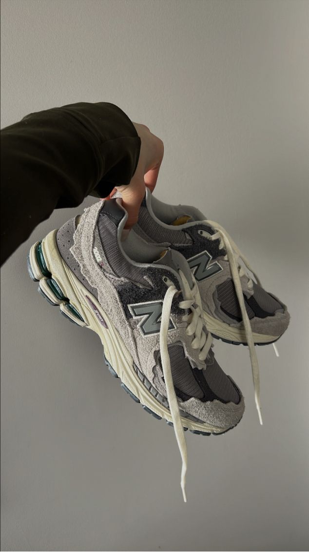 Nb 2002r Suede
