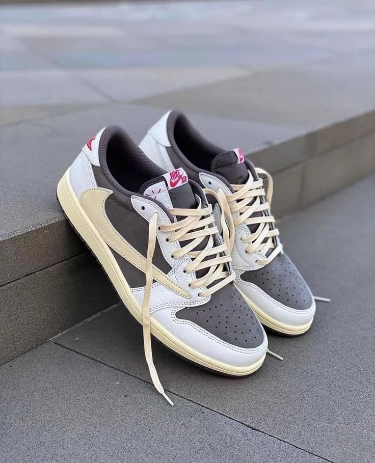 Jordan Low Reverse Mocha