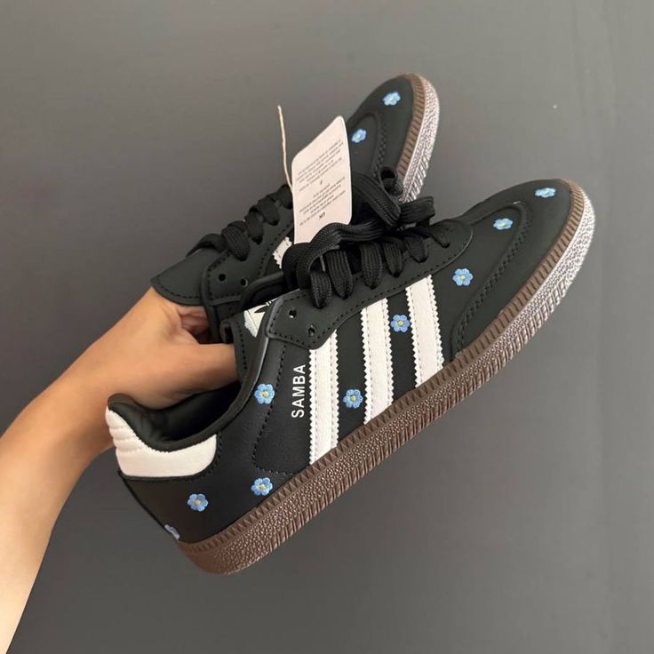 Samba Black Lily