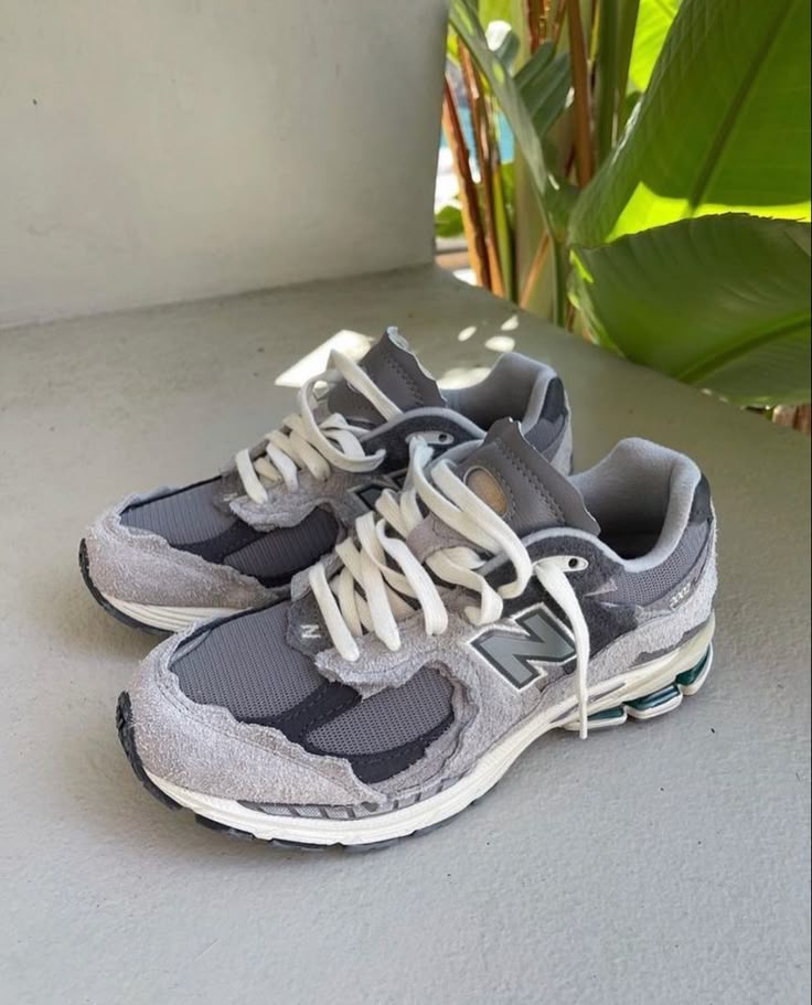 Nb 2002r Suede